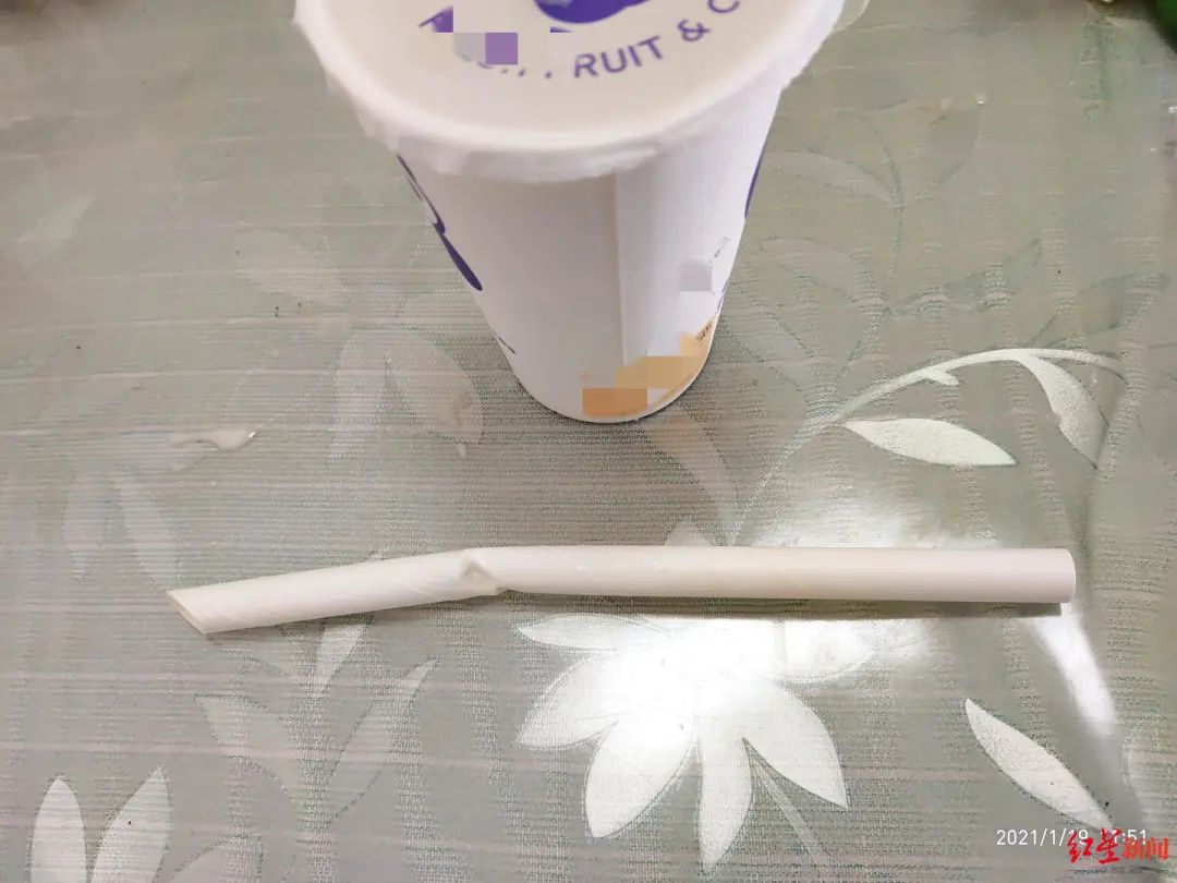 纸吸管喝奶茶被泡烂?网友:用了几次纸吸管,我戒了奶茶