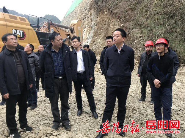 黄伟雄率队踏勘钟虹公路二期建设情况