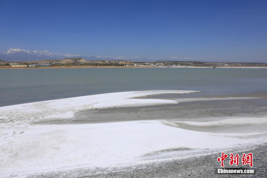 新疆乌鲁木齐盐湖景色迷人