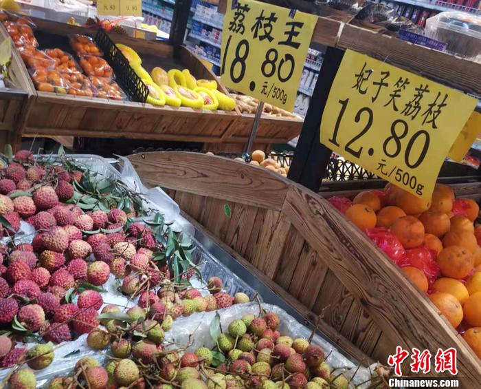 北京市西城区某超市内售卖的荔枝。 中新网记者 谢艺观 摄
