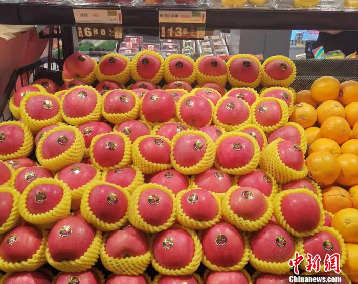 北京市丰台区某果多美门店内售卖的特级树顶红苹果。 中新网记者 谢艺观 摄