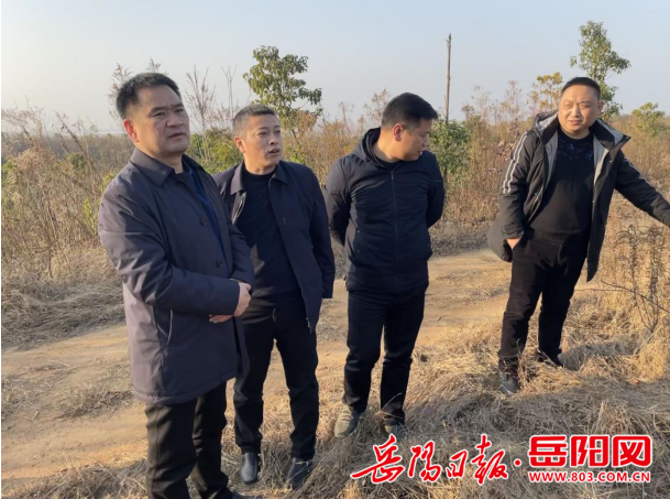 巡林期间,付海苗,廖焱丰与相关负责人深入交流,详细了解了生物防火