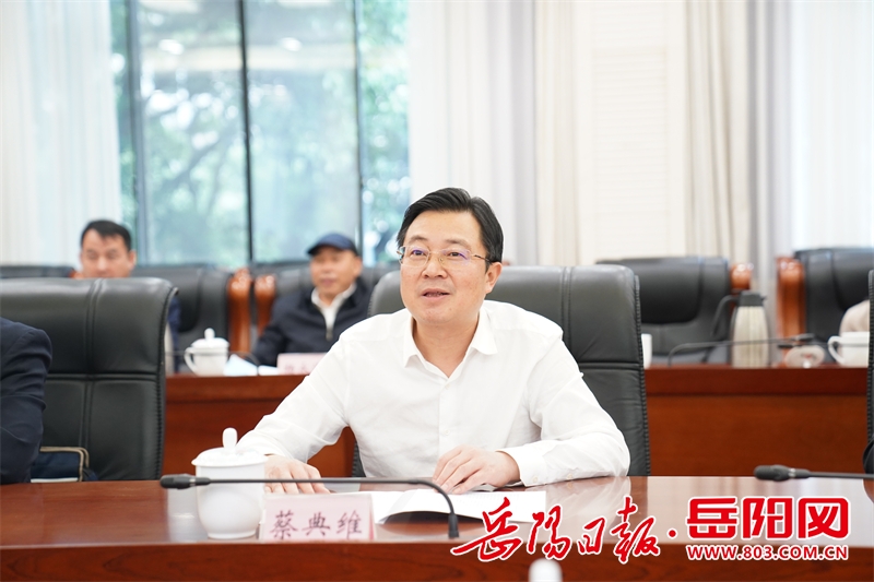 与来岳考察对接项目的湖南建工集团党委书记董事长蔡典维一行会谈