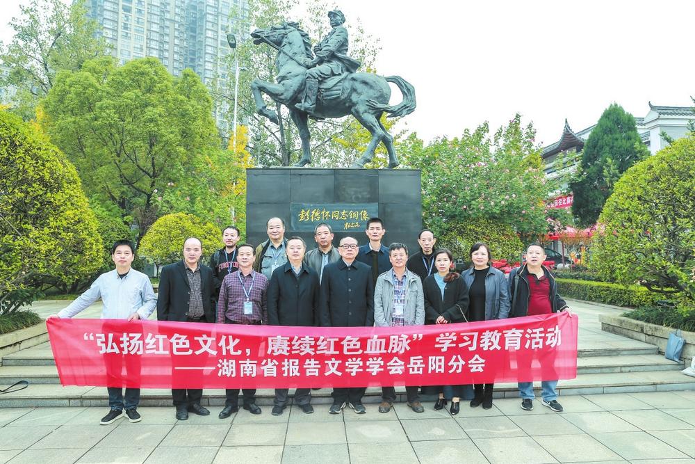 者来到平江县加义镇喻杰故居,他的曾孙喻群益热情洋溢地介绍喻杰生