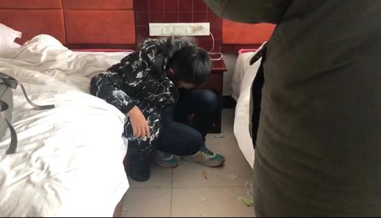  12月12日下午，吴林（化名）和家人住在泗湖山镇一家宾馆里。    新京报记者 王昆鹏 摄