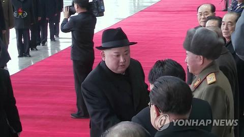 朝鲜中央电视台画面:金正恩结束访华抵达平壤,与干部握手。