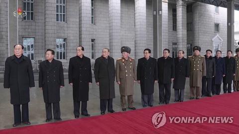 朝鲜中央电视台画面:在火车站迎候的朝鲜干部