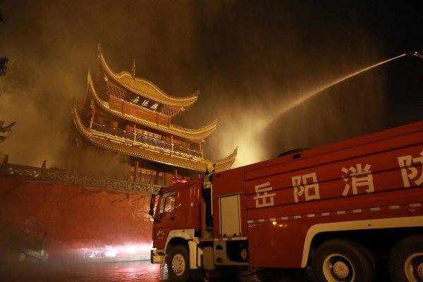 岳阳楼晚上起火了？原是岳阳消防开展文物古建筑灭火实战演练