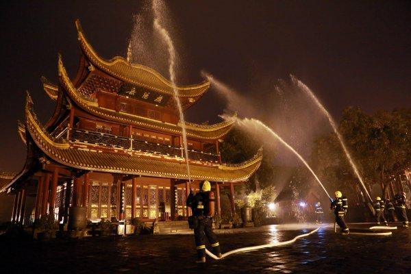 岳阳楼晚上起火了？原是岳阳消防开展文物古建筑灭火实战演练