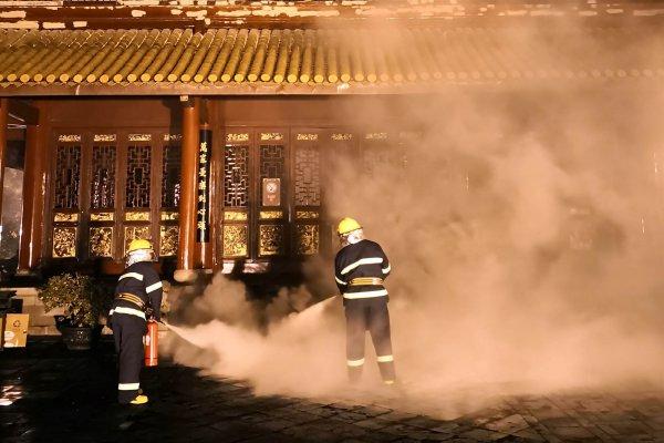 岳阳楼晚上起火了？原是岳阳消防开展文物古建筑灭火实战演练