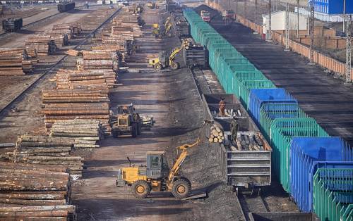 随着中俄贸易量逐年攀升，内蒙古满洲里铁路口岸在冬季十分繁忙。新华社