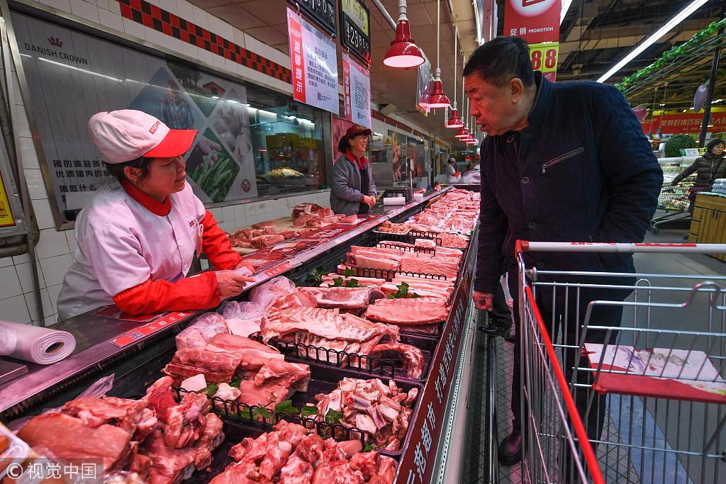 消费者在超市选购猪肉