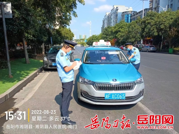 岳阳网>县区>湘阴县>执法大队执法人员督查通达公司出租车疫情防控