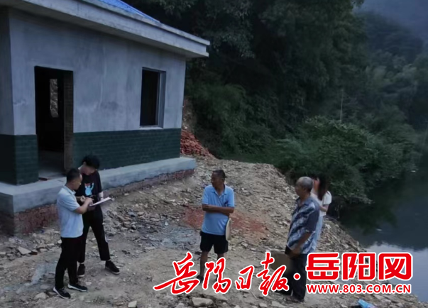 华容县东山镇:青年党员闻"汛"而动 彰显青春担当