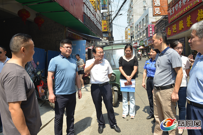 县区 岳阳楼区游志坚一行先后来到东方红小学,夏万路市场,朝阳小学