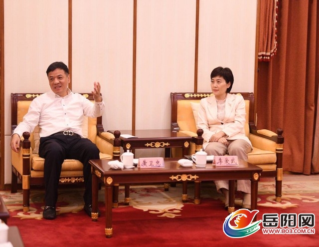 李爱武与华融湘江银行党委书记,董事长黄卫忠一行会谈