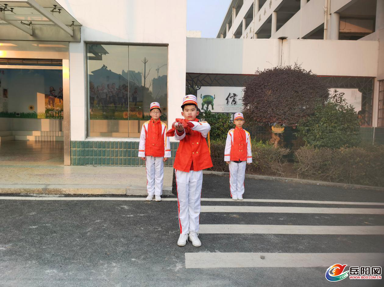 岳阳楼区东方红小学:举行"崇尚科学 杜绝迷信"主题升旗仪式