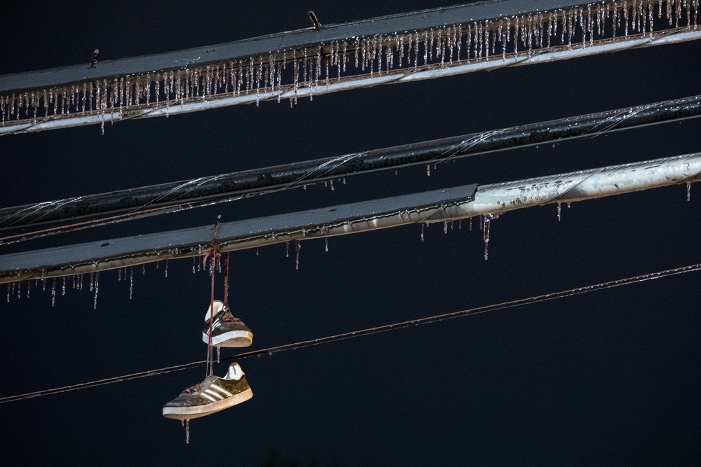 多图直击|得州危机:断水断电断疫苗,民众无奈喝冰雪水