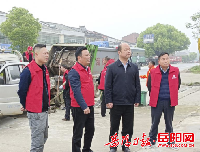 循环经济产业园区党工委书记,管委会主任刘勇(左三)现场督战