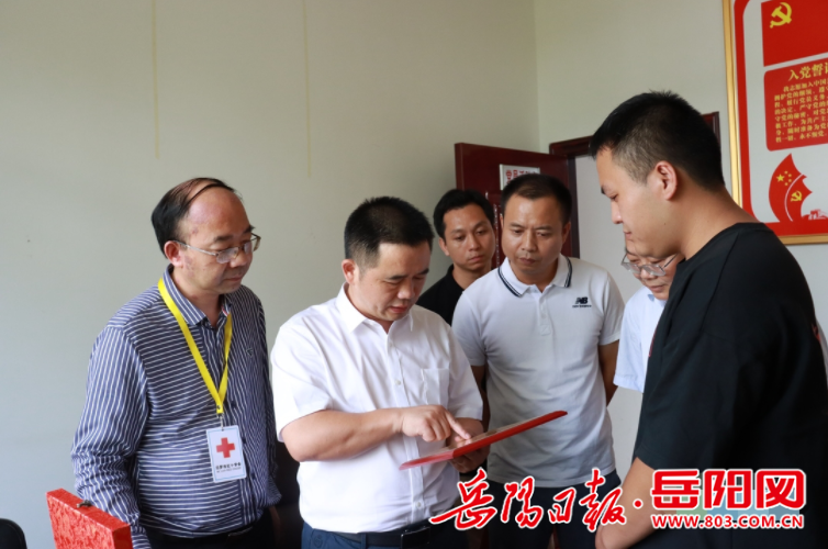 姚书茂看望慰问造血干细胞捐献者