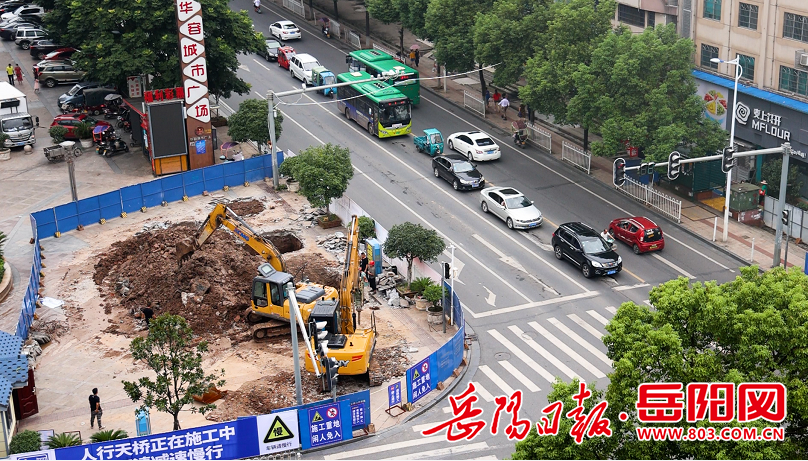华容县城市广场正在修建人行天桥一睹为快