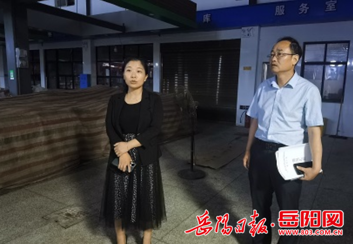 陈李晖)9月15日晚,云溪区委副书记,宣传部长赵婷采取"四不两直"的方式