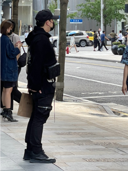 网友偶遇潘玮柏与妻子一起逛街 无名指婚戒瞩目