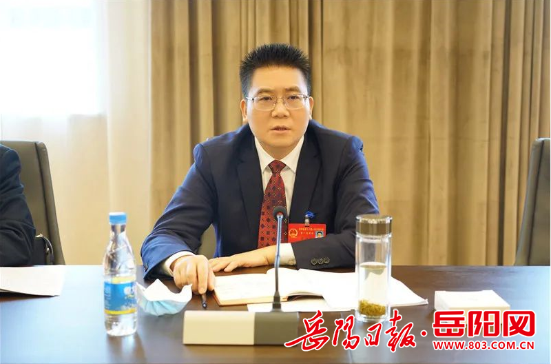 肖湘晖参加第一第五代表团分团讨论