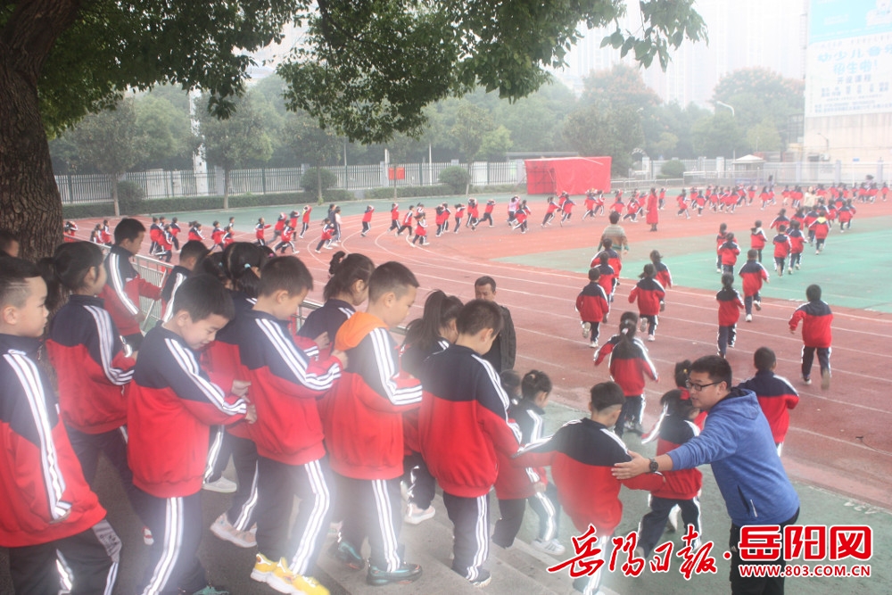 岳阳楼区东升小学开展防空演练筑牢生命防线