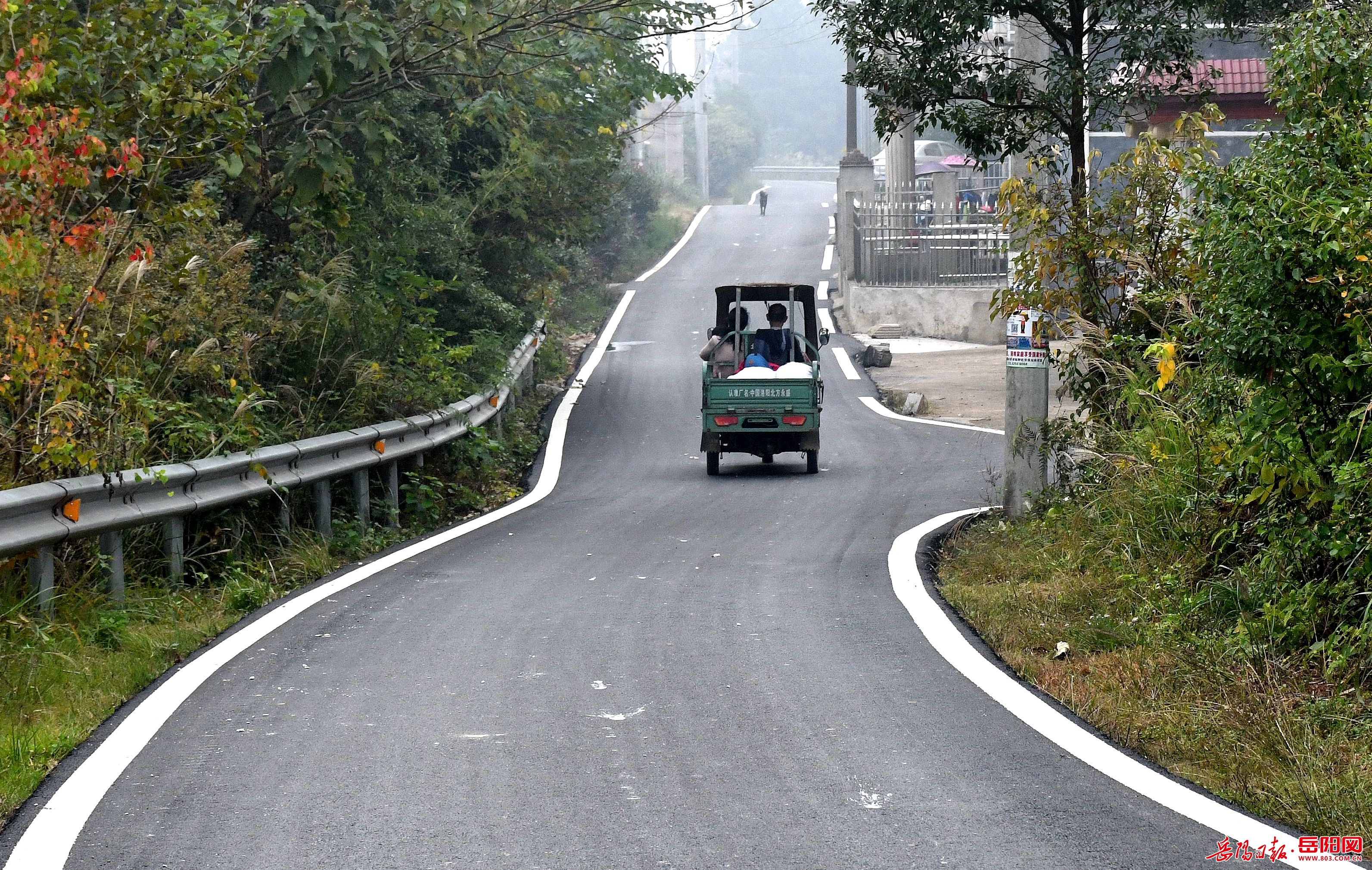 柏油路修到家村民们乐开花