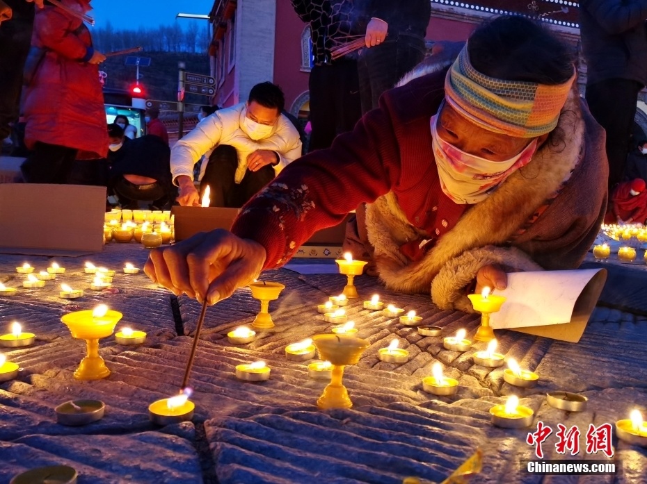 在藏传佛教格鲁派六大寺院之一的青海塔尔寺内,信众点燃酥油灯,祈福