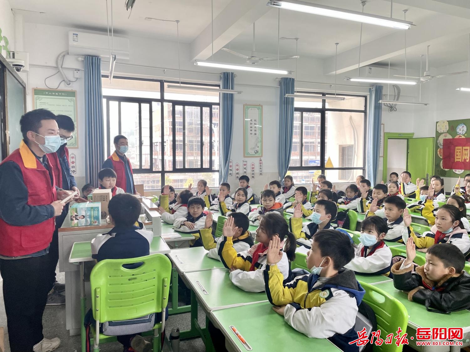 平江县桂花学校红马甲进校园传导安全用电