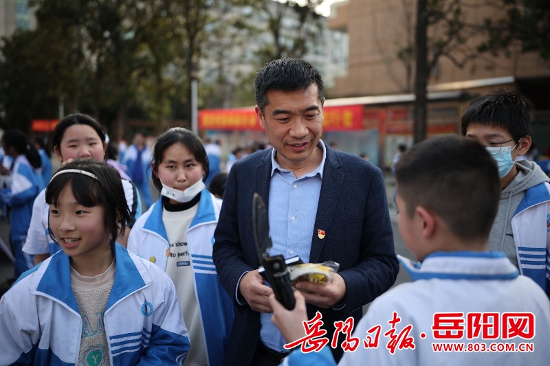 市十二中举行雷锋家乡学雷锋爱心义卖活动