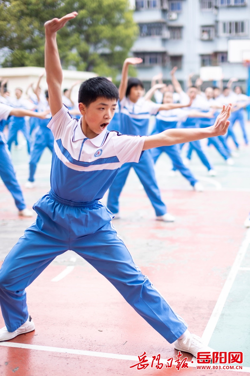 展示武术激情飞扬青春风采岳阳市第十二中学举行英雄少年武术操比赛