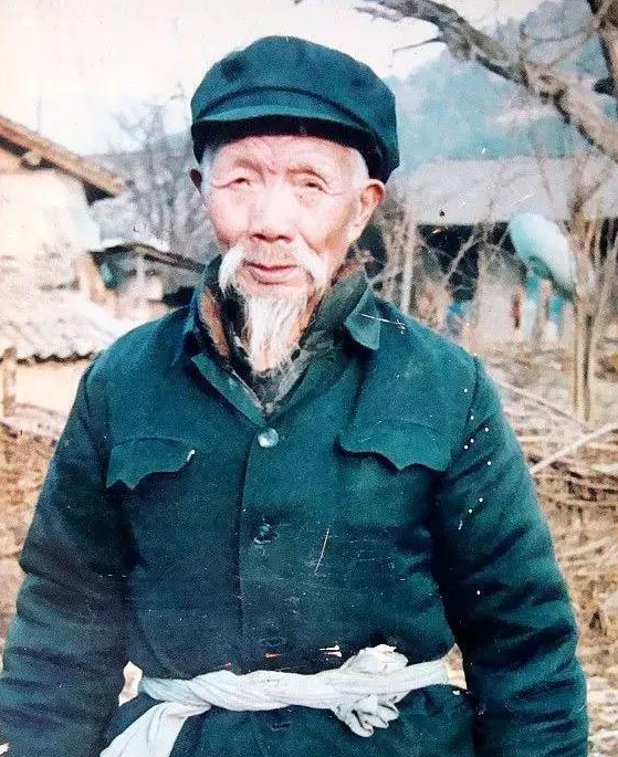 0001048008590176.png 为张辉师长守墓半个世纪的李逢春老人—赵安生提供.png