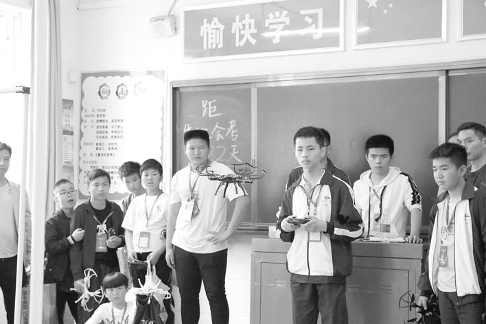 政府联合主办的岳阳市第20届青少年航空航天航海模型竞赛在岳阳县八中