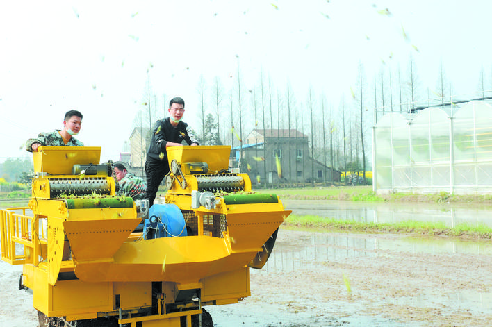 华容县湖南新耘农业科技有限公司历时5年自主研发的水稻抛秧机
