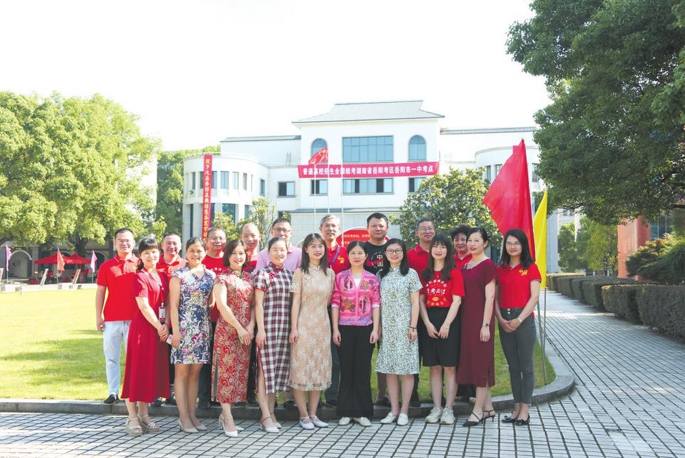 临湘二中老师与进考场的学生击掌鼓劲.