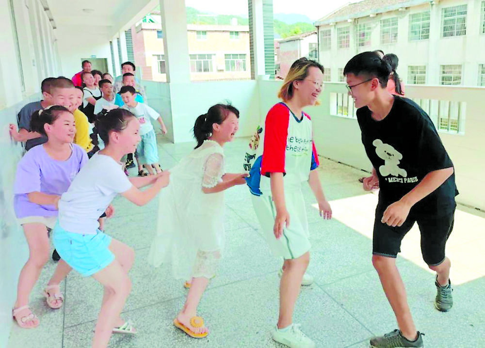 爱心支教 情洒老区