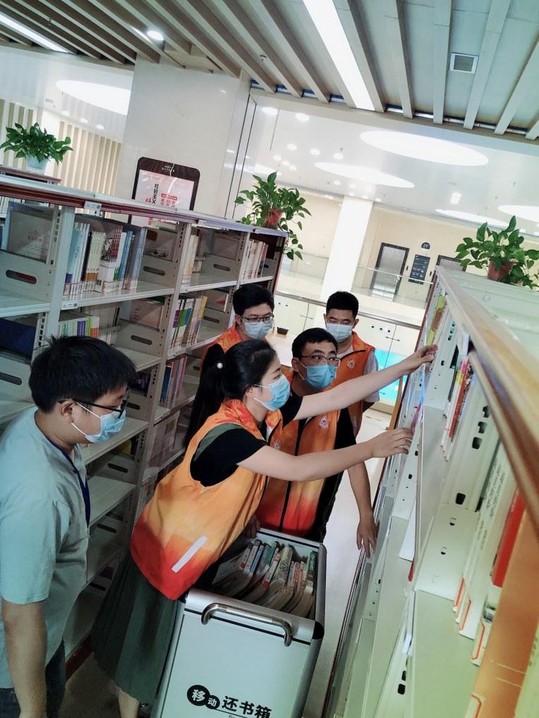 图书馆里来了群知识的搬运工
