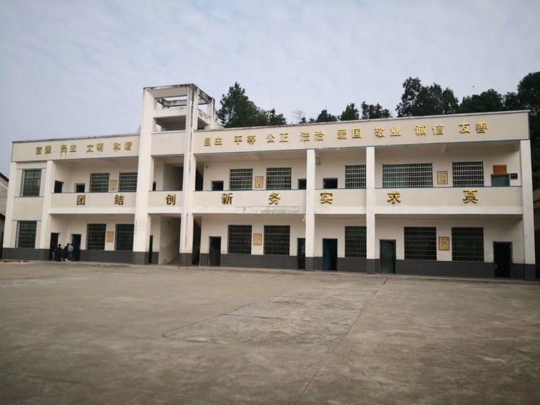 1980年10月,杨沫回到汨罗古仑今日古仑村杨家故居旧址现在已成为东山