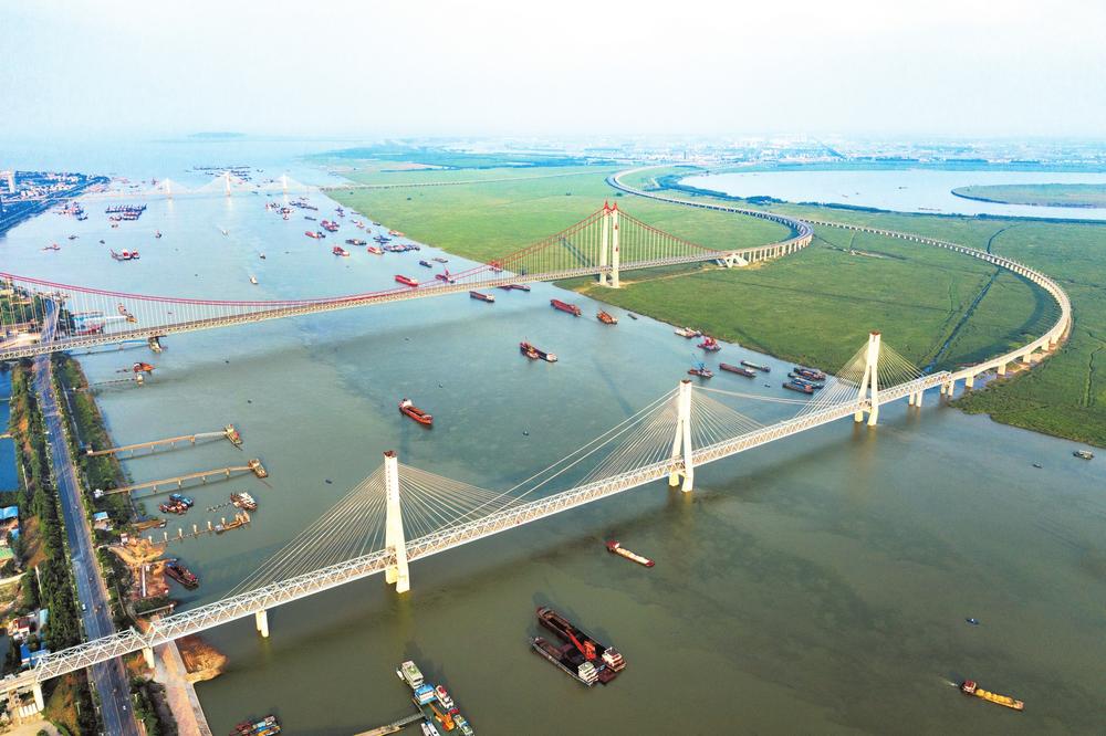 杭瑞高速洞庭湖大桥(中)与洞庭湖大桥(远,浩吉铁路洞庭湖大桥(近)