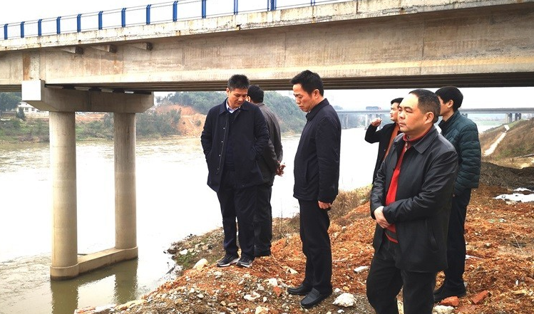 岳阳日报全媒体讯3月8日,平江县委书记,第一总河长汪涛率相关职能部门