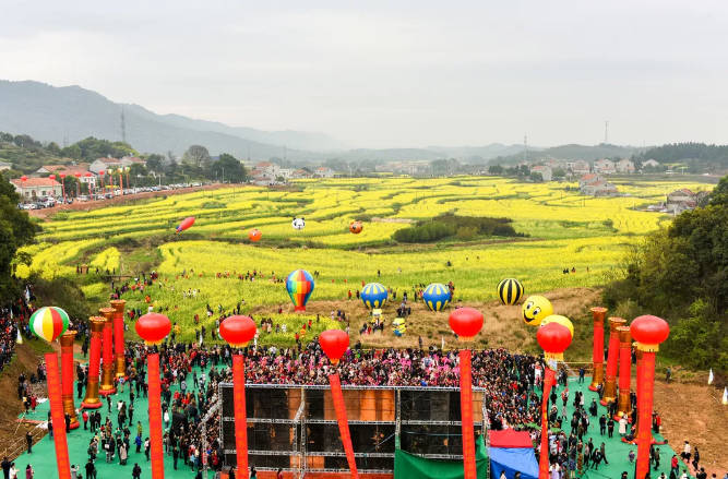 3月26日,岳阳县麻塘办事处首届油菜花旅游文化节开幕,万亩油菜花笑迎