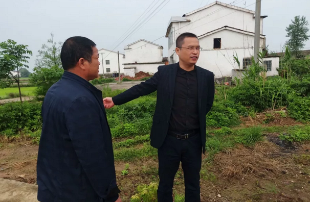 凤凰乡凤凰村督导调研农村人居环境整治工作