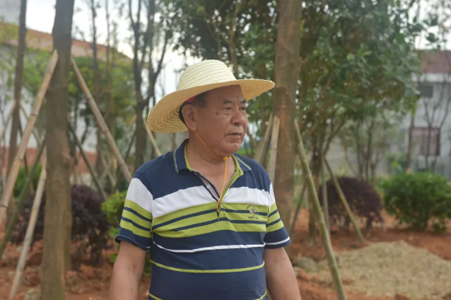 县区 岳阳县筻口镇释迦寺村73岁的老党员付忠诚,是个50年党龄的老党员