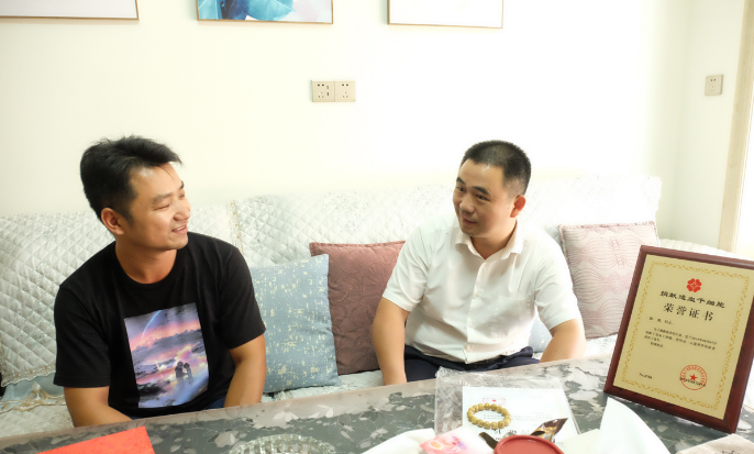 "姚书茂充分赞扬了彭亮,代表市委,市政府送上慰问金,并与他亲切交谈