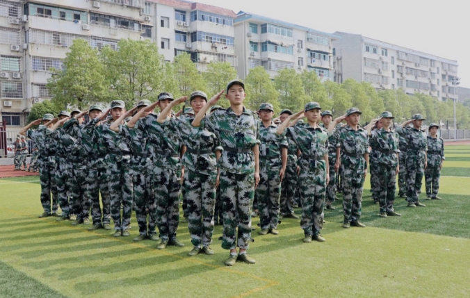 入学军训汨罗市二中915名高一新生烈日下百炼成钢