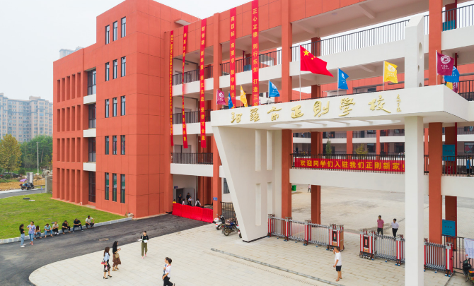 正则学校迎来首批1852名新生