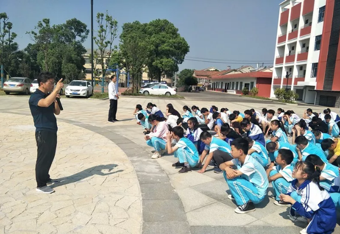 湖滨学校开展安全紧急疏散演练活动